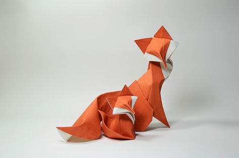 Origami Foxes Designed by Hoàng Tiến Quyết folded with Arches watercolor paper, 300gsm. Mother fox: 2 pieces of 28cm square Baby: .1 piece of 20cm square. Diy Origami Decor, Diy Origami Home, Diy Origami Home Decor, Origami Decor, Origami Home Decor, Beautiful Origami, Origami Ball, Origami Artist, Forest Setting