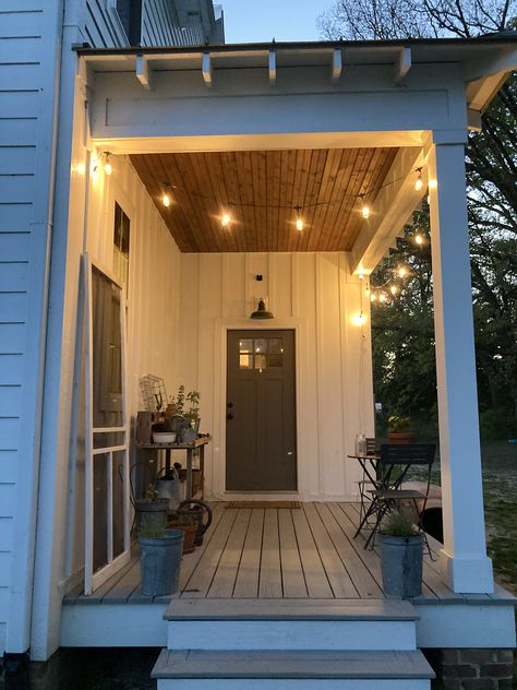 Porch String Lights, Bungalow Porch, Solo Apartment, Farmhouse Backyard, Deck Inspiration, Home Deck, Front Porch Lighting, Cottage Porch, Bulb String Lights