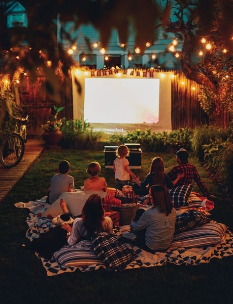 Movie Outside Outdoor Theater, Movie In The Backyard, Outdoor Movie Night Ideas Backyards, Movie Night Outdoor, Movie Night Under The Stars, Diy Backyard Movie, Backyard Movie Night Party, Diy Backyard Movie Night, Cinema Outdoor