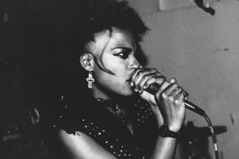 Black Punk Rock, Tina Bell, Punk Black Women, Grunge Black Women, Alternative Black Women, Goth Black Women, Alt Black Woman, Elegant Black Women, Afro Goth