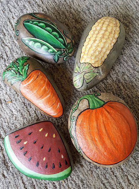 Vegetable painted rocks- corn, pumpkin, watermelon, carrot, peas. Painted Garden Rocks, Vegetable Painting, Marker Crafts, Garden Marker, Garden Rocks, Rock Garden Design, Painted Rocks Craft, Painted Rocks Diy, Garden Vegetables