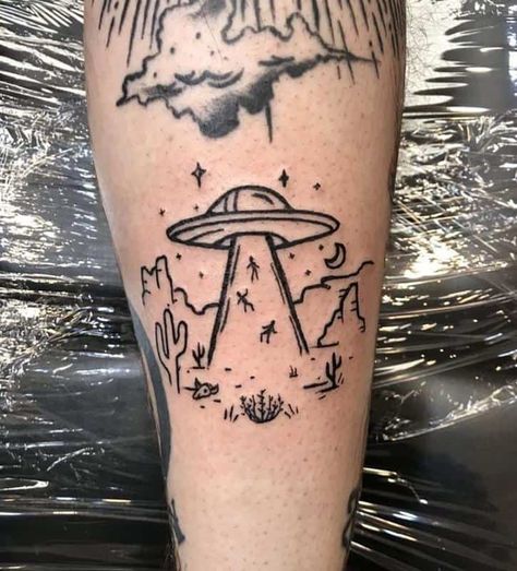 Aliens And Humans, Alien Tattoo Ideas, Spaceship Tattoo, Desert Tattoo, Trippy Tattoo, Rocket Tattoo, Ufo Tattoo, Tatuagem Masculina Pequena, Traditional Tattoo Inspiration