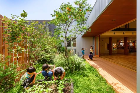 This is a facility which has two functions. One is a training center of Montessori education for 0-3 babies and the other is a playing hall for children of the nursery next to this facility. More than half of area in Akiruno is forest. So, this facility was designed with the concept ‘Forest House in Akiruno’, for both children and adults to cultivate their rich sensitivity and independence through feeling nature. Nursery Architecture, Nature Kindergarten, Visuell Identitet, Nature Education, Kindergarten Design, Nature School, Green School, Children's Garden, Montessori Education