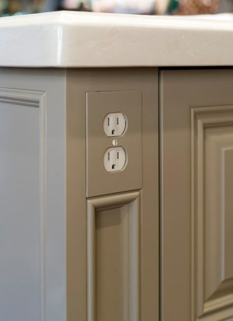 7 Must-Have Kitchen Island Features Outlets In Kitchen Island, Backsplash Outlets, Cabinet Outlet, Kitchen Outlets, Kitchen Farmhouse, Kitchen Remodeling Projects, Interior Modern, Kitchen Remodel Ideas, Kitchen Redo