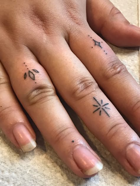 Finger Tats Stick And Poke, Mini Stick And Poke Tattoos Finger, Stick And Poke Hand Tattoo Ideas, Wrist Tattoos Stick And Poke, Stick N Poke Star Tattoo, Stick And Poke Tattoo Beginner, Stick And Poke On Finger, Small Hand Stick And Poke Tattoo, Stick And Poke Finger Tattoos Simple