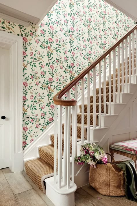 Estilo Cottage, Jane Clayton, Victorian Hallway, Style Anglais, Vintage Flowers Wallpaper, Hallway Designs, Rose Cream, Cottage Interior, Style Cottage