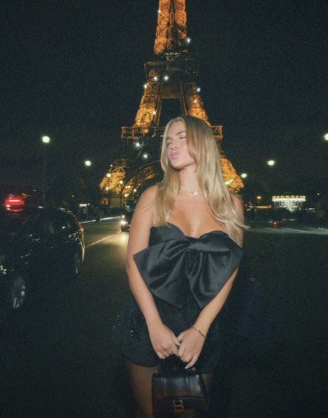 Paris Night Outfit, Disposable Film Photos, Paris Outfit Ideas Summer, Eiffel Tower Outfit, Paris Night Aesthetic, Paris Picture Ideas, Paris Trip Outfits, Eiffel Tower Pictures, Paris Outfit Ideas