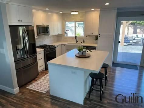 A Stunning L-Shaped Kitchen Remodel in Los Angeles, CA - Guilin Cabinets L Shaped Kitchen Cabinets Layout, Island With Post, L Shaped Kitchen With Island Layout, L Shaped Kitchen Interior, L Shaped Kitchen Cabinets, Types Of Kitchen Layouts, L Shape Kitchen Design, Barndo Kitchen, Tri Level House