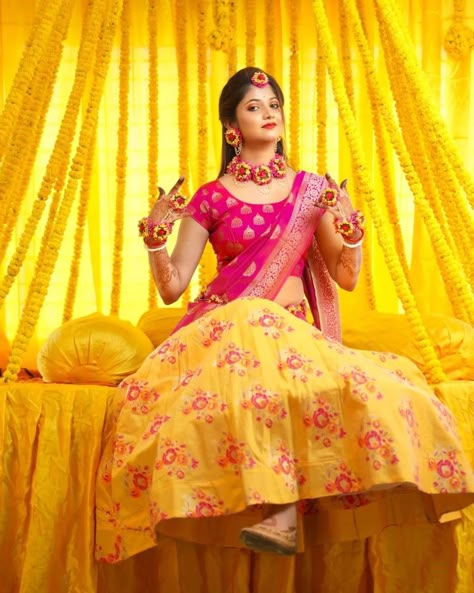 Indian Haldi Ceremony Dresses, Solo Wedding Poses, Haldi Dress For Bride Indian, Haldi Sarees, Haldi Ceremony Bride, Haldi Bride Poses, Haldi Photo Shoot, Haldi Boy, Haldi Ceremony Outfit For Men