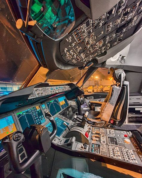 Boeing 787 Cockpit, Aviation Aesthetic, Boeing Planes, Cebu Pacific, Boeing 787 Dreamliner, Flight Training, Boeing 787, Flight Deck, Tron