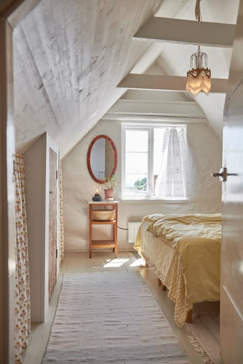 Swedish Cottage Interior, Swedish Style Interior, Cottage Attic, Swedish Bedroom, Decor Home Bathroom, Nordic Cottage, Swedish Summer House, Swedish Country House, House Scandinavian