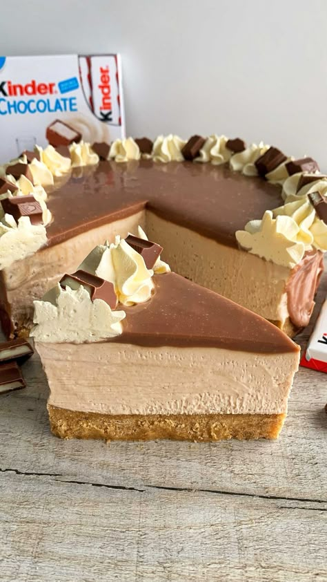 fitwafflekitchen on Instagram: NO-BAKE KINDER CHEESECAKE 😍 Omg, this cheesecake is absolutely heavenly 🙌 It has a thick, buttery digestive biscuit base, a creamy Kinder… Kinda Bueno Cheesecake, Kinder Bueno Cheesecake Recipe, Kinder Chocolate Cake, Cold Cheesecake, Chocolate Ganache Whipped, Fitwaffle Kitchen, Microwave Chocolate Cakes, Chocolate Pieces, Double Cream