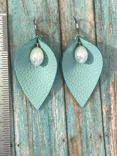 Leopard Jewelry, Diy Leather Earrings, Leather Jewelry Diy, Earrings Real, Petal Earrings, Leather Jewellery, Pretty Beads, Turquoise Leather, Homemade Jewelry