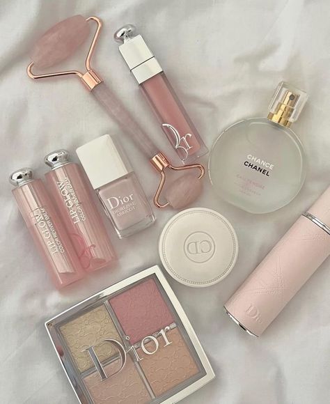 Trucco Glam, Rosa Make-up, Koleksi Makeup, Dior Lip Glow, Makeup Bag Essentials, Smink Inspiration, Favorite Makeup Products, Chanel Beauty, Fancy Makeup