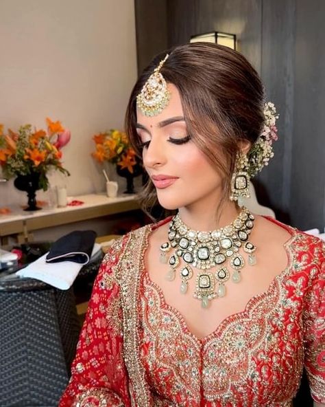 Instagram Bridal Hair Do Indian, Anand Karaj Hairstyles, Bridal Bun Indian Wedding, Bridal Hairdo For Round Face, Hairstyle For Veil, Indian Bride Hairstyle Bun, Dulhan Hairstyles Indian Bridal, Bridal Bun Indian, Indian Bride Makeup Natural