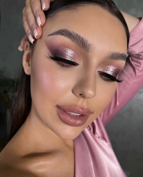 Pink Makeup Looks With Eyeliner, February Makeup Looks, Dark Pink Eye Makeup, Dark Pink Makeup Looks, Eyeliner Glam Makeup, Pink Glam Makeup Looks, Glam Makeup Pink, Dark Pink Makeup, Glam Makeup Looks Dramatic