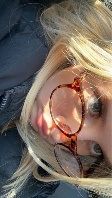 #glasses #eyemakeup #blonde Blonde With Glasses, Cute Glasses Frames, Classy Glasses, Glasses Inspiration, Tortoise Shell Glasses, Fotos Goals, Cute Glasses, Clear Glasses, Spectacles Frames