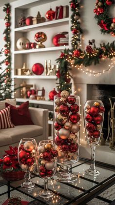 White House Christmas Decorations, Christmas Decor Idea, Red Gold Christmas, Pretty Christmas Decorations, White House Christmas, Red Christmas Decor, Christmas Apartment, Gold Christmas Decorations, Christmas Mantel Decorations