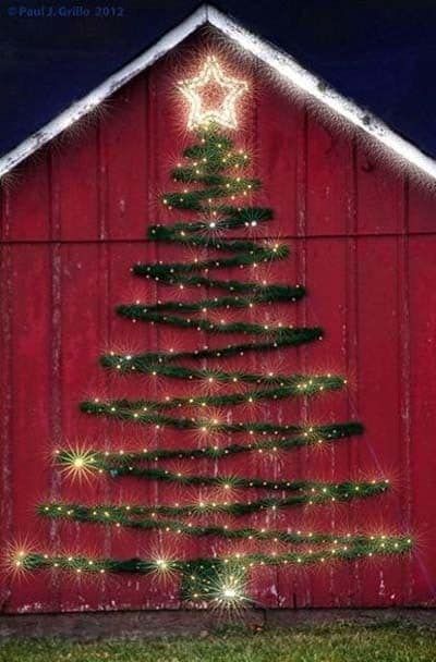 40  Christmas decorated spaces to put you in a holiday mood Diy Christmas Light Decorations, Outdoor Christmas Decorations Lights, Outdoor Christmas Tree Decorations, Outdoor Christmas Diy, Christmas Outside, Diy Christmas Lights, Outside Christmas Decorations, Outdoor Christmas Decor, Outdoor Christmas Tree