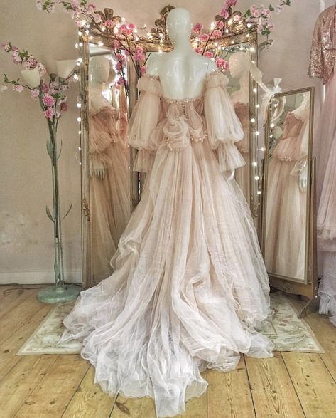 la femme dans l’art on Twitter: "wedding dress by joanne fleming… " Fairytale Bride, Wedding Sleeves, Joanne Fleming, Prom Dress Black, Vintage Ballerina, Mode Editorials, Ballerina Pink, Fairy Tale Wedding Dress, Detachable Sleeves