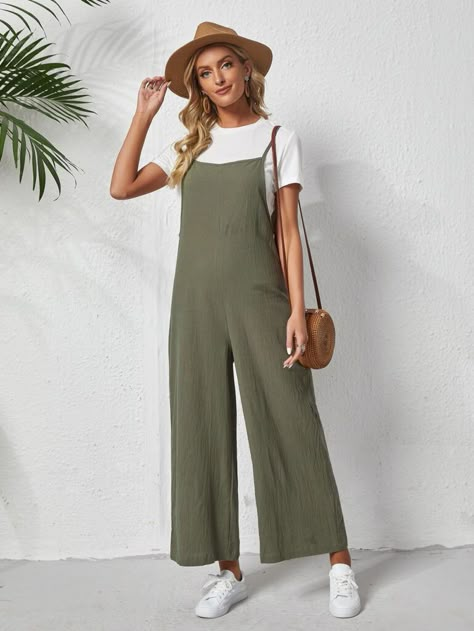 Olive Jumpsuit Outfit, Green Overalls Outfits, Green Jumpsuit Outfit, Summer Jumpsuit Outfit, Style Salopette, Jumpsuit Outfit Casual, Overalls Outfits, Green Overalls, Oversized Jumpsuit