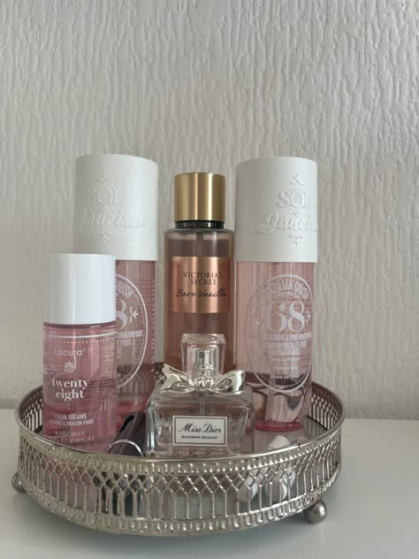 Profumo Victoria Secret, Koleksi Makeup, Stile Blair Waldorf, Perfume Organizer, Perfume Organization, Organizer Ideas, Dior Perfume, Perfume Reviews, Perfume Tray