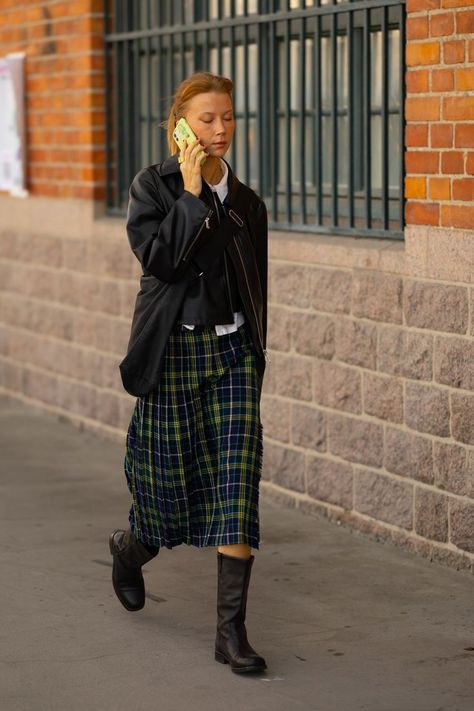 Scottish Skirt Outfit, Tartan Skirt Outfit, Scottish Skirt, Kilt Outfits, Quoi Porter, Tartan Skirt, Winter Skirt Outfit, Rock Outfit, Maxi Skirt Outfits