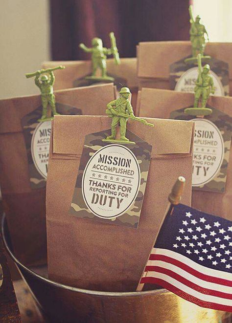 Army men party favor bags Halo Birthday Party Ideas Master Chief, Call Of Duty Birthday Party, Army Themed Birthday, Soldier Party, Camo Birthday Party, Army Birthday Parties, Purim Costumes, Camo Party, Camo Birthday