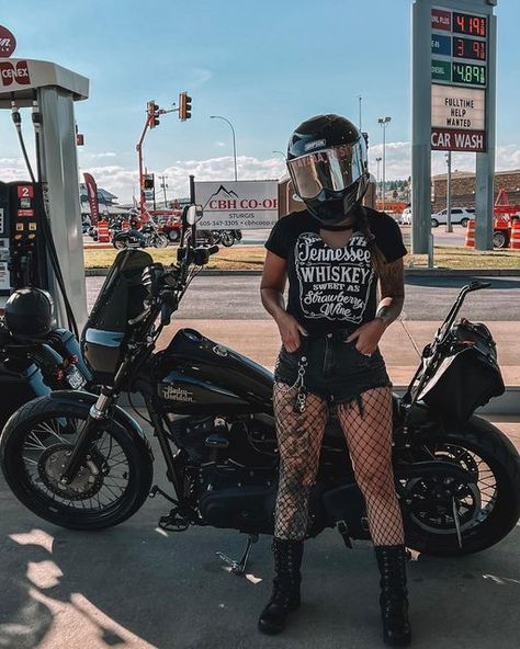 Women Motorcycle Outfit, Women Biker Outfits, Lady Biker Outfits, Biker Outfits For Women, Motorcycle Babe Biker Chic, Biker Halloween Costume, Biker Girl Style, Biker Halloween, Biker Costume