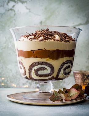 Tiramisu Trifle Recipe, Baileys Tiramisu, Tiramisu Trifle, Trifle Dessert Recipes, Chocolate Swiss Roll, Christmas Trifle, Dessert Halloween, Baileys Recipes, Chocolate Trifle