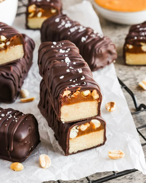 Healthier Copycat Snickers Bars - Colorful Superfoodie Snickers Bars Recipe, Snickers Recipe, Almond Joy Bars, Peanut Caramel, Raw Almond Butter, Healthy Candy, Homemade Snickers, Snickers Bar, Raw Almonds