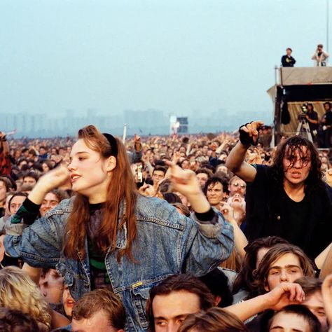 Moscow, URSS, 1991. Metallica, Monster of Rock Festival. 90s Concert, Festival Aesthetic, The Black Crowes, People Crowd, Rare Historical Photos, Rock Festivals, Musica Rock, The Soviet Union, Rare Pictures