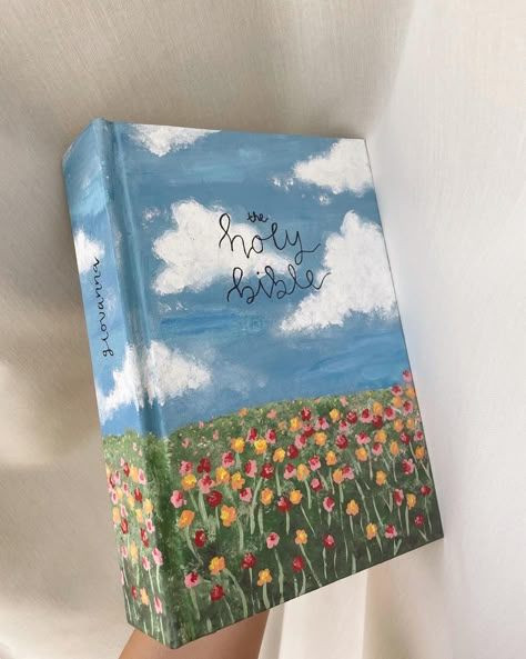 Book And Flower Painting, Notebook Painting Cover, Bible Paintings Aesthetic, Painting Ideas For Presents, Painted Leather Bible, Scripture Cover Painting, Simple Bible Painting, Painting Packing Ideas, Painting A Bible Cover