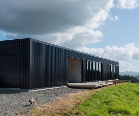 Backyard Metal Buildings, Contemporary Container Homes, Simple Black House, Simple Shop House Ideas, Black Shed House, Modern Barnhouses, Pole Shed House, Pole Barn Interior, Japanese Bed Frame