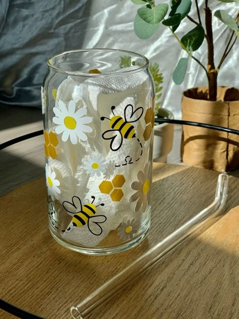 Beer Glass Design, Glass Iced Coffee Cup, Glass Tumbler Design, Painting Glass Jars, Idee Cricut, Cute Coffee Cups, Glass Painting Designs, Glass Bottle Diy, Diy Glass Bottle Crafts