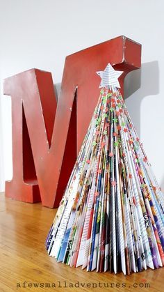 Magazine Christmas Tree, Book Christmas Tree, Old Magazine, Garland Ideas, Flocked Christmas Trees Decorated, Book Tree, Christmas Crafts For Kids To Make, How To Make Christmas Tree, White Christmas Trees