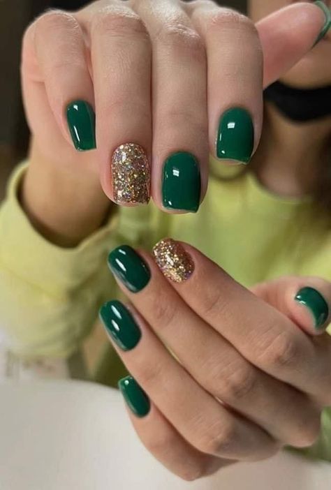 Trendy Green Nails, Chic Almond Nails, Green Nail Art Ideas, Irish Nails, Purple Chrome Nails, Fall Toe Nails, Gold Gel Nails, Red And Gold Nails, Emerald Nails