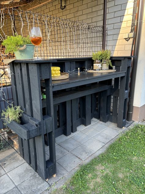 Long Pallet Ideas, Diy Outdoor Bar Ideas Budget, Cinder Block Ideas Outdoors Diy Projects, Diy Home Projects On A Budget, Pallet Partition, Bar Blueprints, Outdoor Restaurant Ideas, Pallet Table Outdoor, Diy Bar Plans