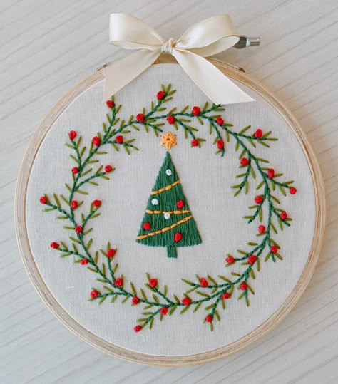 Circular Embroidery Designs, Advent Embroidery, Noel Embroidery, Christmas Embroidery Hoop, Embroidery Hoop Ornaments, New Year Embroidery, Christmas Embroidery Ideas, Embroidery Step By Step, Hoop Ornaments