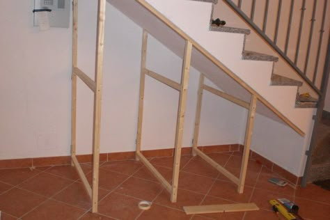 Mobile Sottoscala - Il Sito del Fai Da Te Under Stairs Closet, Cabinet Under Stairs, Beautiful Organization, Stairway Storage, Stairs Closet, Understair Storage, Closet Under Stairs, تحت الدرج, Stairs Storage