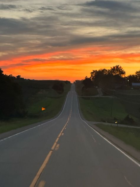 Country Road Aesthetic, Iowa Aesthetic, Iowa Sunset, Midwest Core, Highway Sunset, Texas Aesthetic, Country Girl Aesthetic, 80s Country, Southern Aesthetic