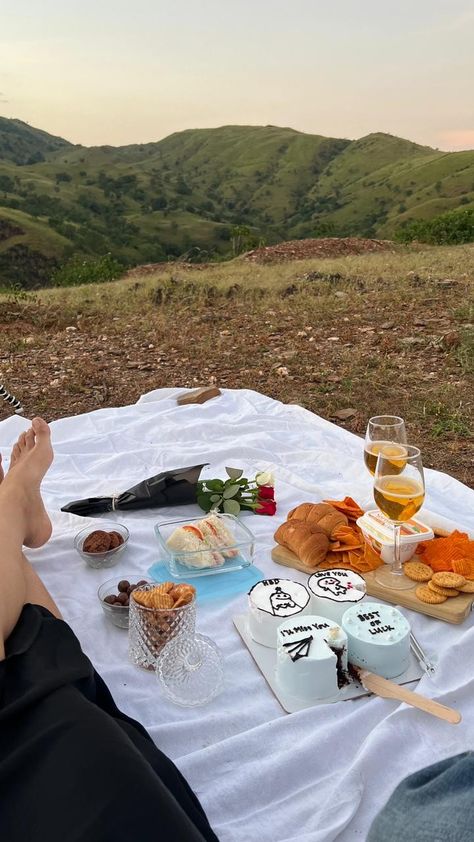 Mountain Date Aesthetic, Mountain Date, Dates Ideas, Sunset Picnic, Date Aesthetic, Aesthetic Picnic, Midnight Rain, Picnic Date, Instagram Photo Ideas Posts