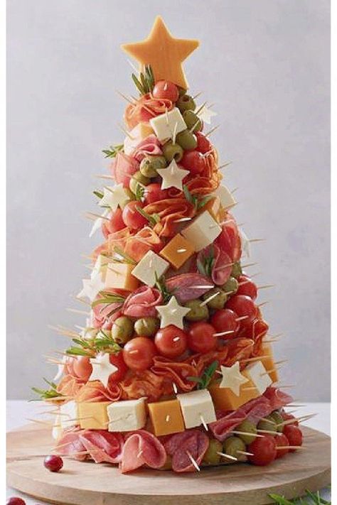 Aldi Party Food, Charcuterie Christmas Tree, Party Food Christmas, Food Christmas Tree, Charcuterie Tree, Charcuterie Christmas, Christmas Appetizers Easy, Food Christmas, Christmas Recipes Appetizers