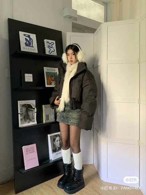 Kpop Idol Winter Fashion, Cold Weather New York Outfits, Winter Outfits Douyin, Shibuya Outfit, Black Earmuffs Outfit, Fall Japan Outfit, Acubi Winter Outfit, 겨울 치마 코디, Turtleneck And Skirt