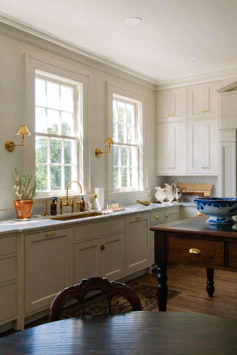 Classic Carrara Marble Counters in a Traditional Kitchen - The Makerista Kitchen In Historic Home, Farmhouse Colonial Kitchen, Cozy Traditional Kitchen, Greek Revival Kitchen, Updated Traditional Kitchen, Keeping Room Off Kitchen, Colonial Revival Kitchen, Expensive Room, Small Traditional Kitchen