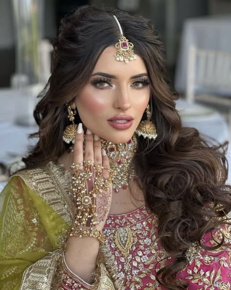 Baraat Hairstyles Pakistani, Mendhi Hairstyles Pakistani, Hairstyles For Desi Weddings, Pakistani Bridal Hairstyles Nikah, Open Hair Bride Indian, Dholki Hairstyles, Mehndi Bride Hairstyles, Open Hair Indian Bride, Walima Bride Hairstyles