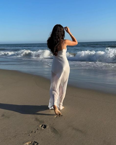 serenity: the ocean, warm sun, soft sand, and the sound of the waves. Soft Summer Aesthetic, Beach Aesthetic Girl, Beach Life Aesthetic, Aesthetic Beach Photos, Gergana Ivanova, Woman Resting, Woman On The Beach, Sea Siren, Photography Posing Guide