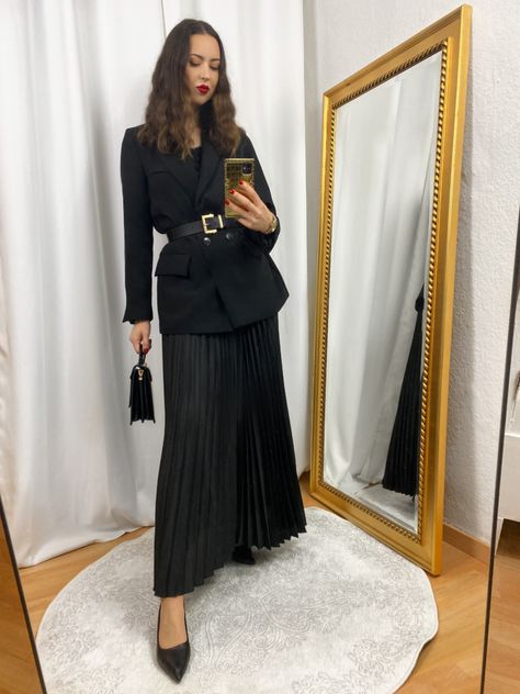 Pleated Skirt Outfit Classy, Maxi Pleated Skirt Outfit, Pleated Long Skirt Outfit, Long Pleated Skirt Outfit, Maxi Skirt Blazer, Black Long Skirt Outfit, Blazer And Skirt Outfits, Maxi Skirt Work, Black Pleated Skirt Outfit