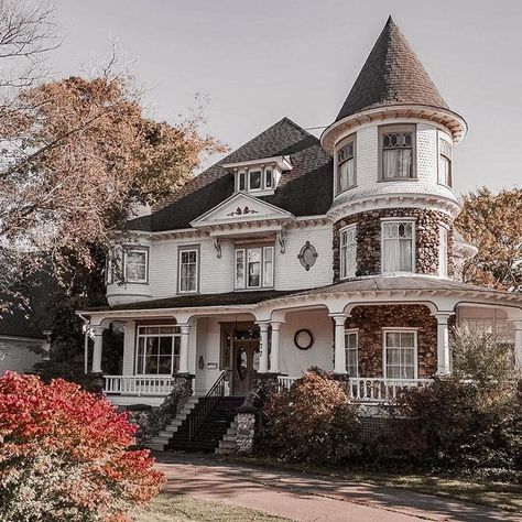 The Victoria | Hewson House on TikTok Small Victorian House Exterior, Modern Victorian House Exterior, Victorian Homes Aesthetic, Victorian House Aesthetic, Small Victorian Homes, Modern Victorian House, Victorian Tiny House, Victorian Homes Exterior, Old Money House