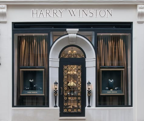 Having taken a nine-month hiatus from the London jewellery scene while its New Bond Street boutique underwent renovation, New York jeweller Harry Winston has finally reopened its doors to a light-filled 322 sq ft space. The newly constructed archway on... Jewelry Store Interior, Retail Facade, Shop Facade, Jewelry Store Design, Jewellery Shop Design, Storefront Design, Entrance Design, Showroom Design, Classic Architecture